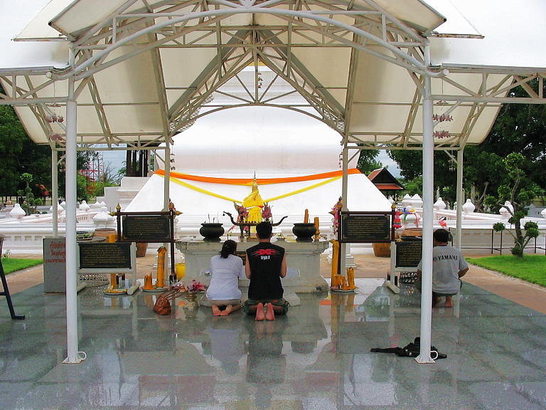 PhraThatKhamKaen_03.jpg