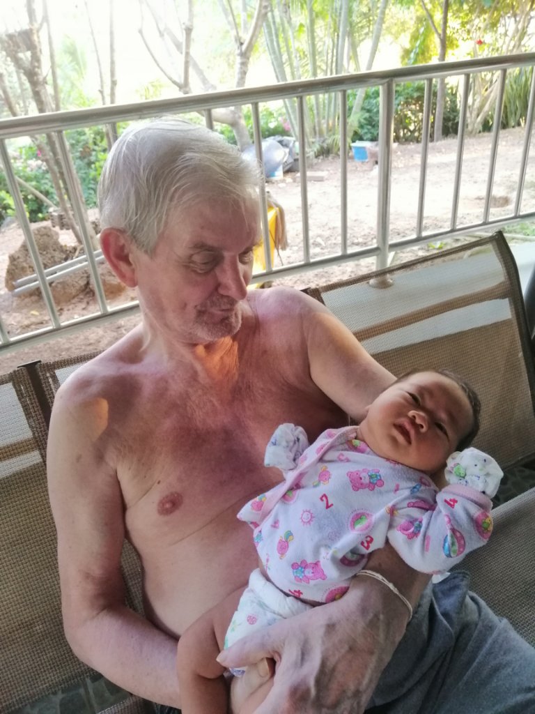 Opa Manfred mit Enkelin Tarin