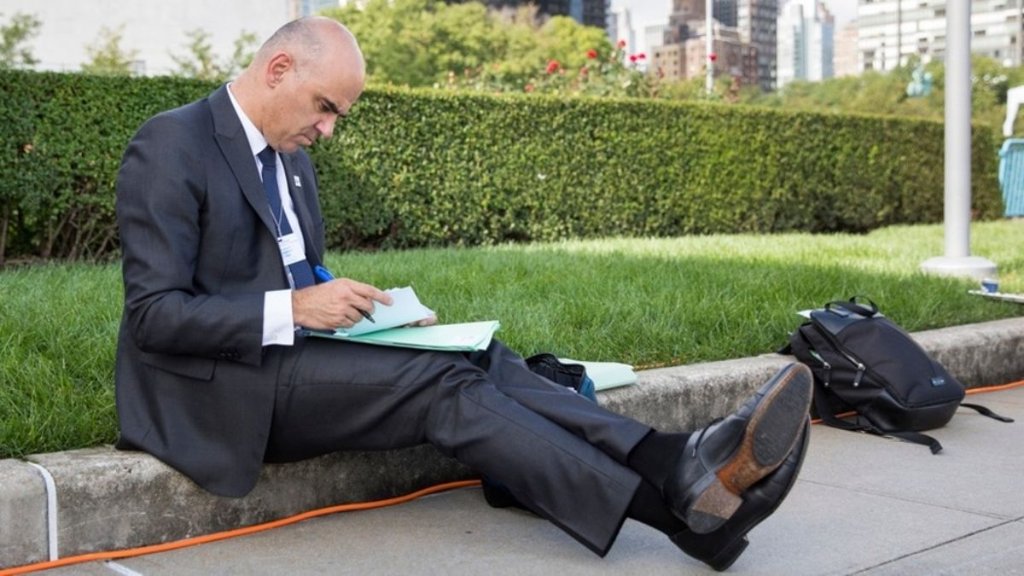 Alain Berset studiert Unterlagen.jpg