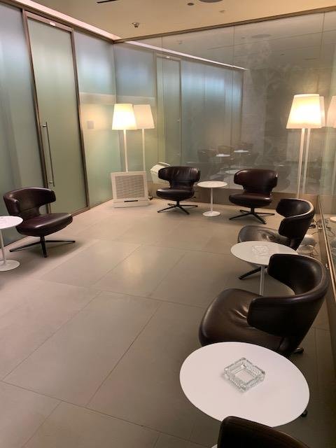 Leere Lounge, sogar im Raucher in DOH.jpg