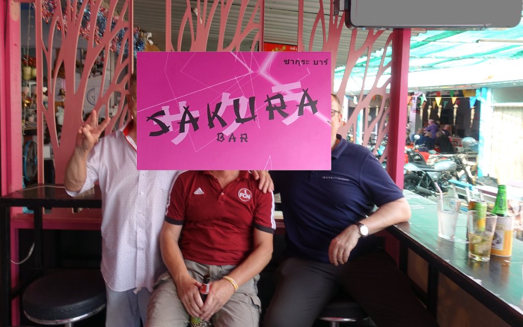 Wir in der Sakura Bar.jpg