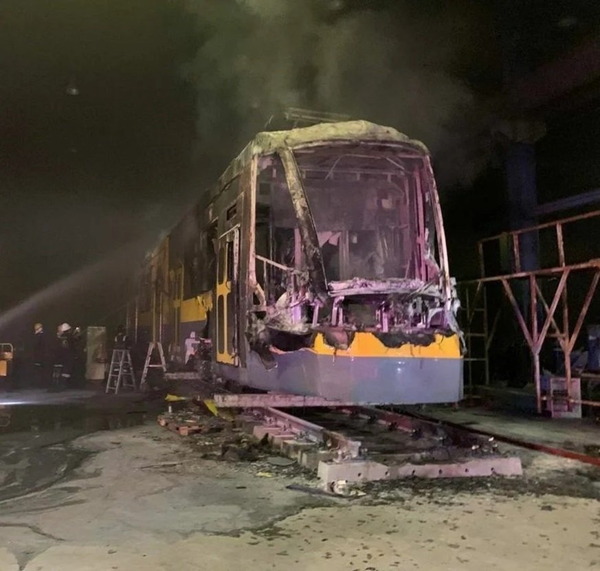 tramfire2.jpg.b1eaf97a35e811194f77b132bc533b6d.jpg