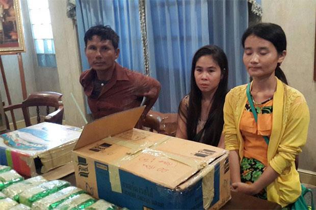 Apirot Khireepongsakorn, of Tak’s Tha Song Yang district, and two Myanmar drug suspects, at Mae Sot police station with 30kg of crystal methamphetamine seized from them on Monday. (Photo by Assawin Pinitwong)