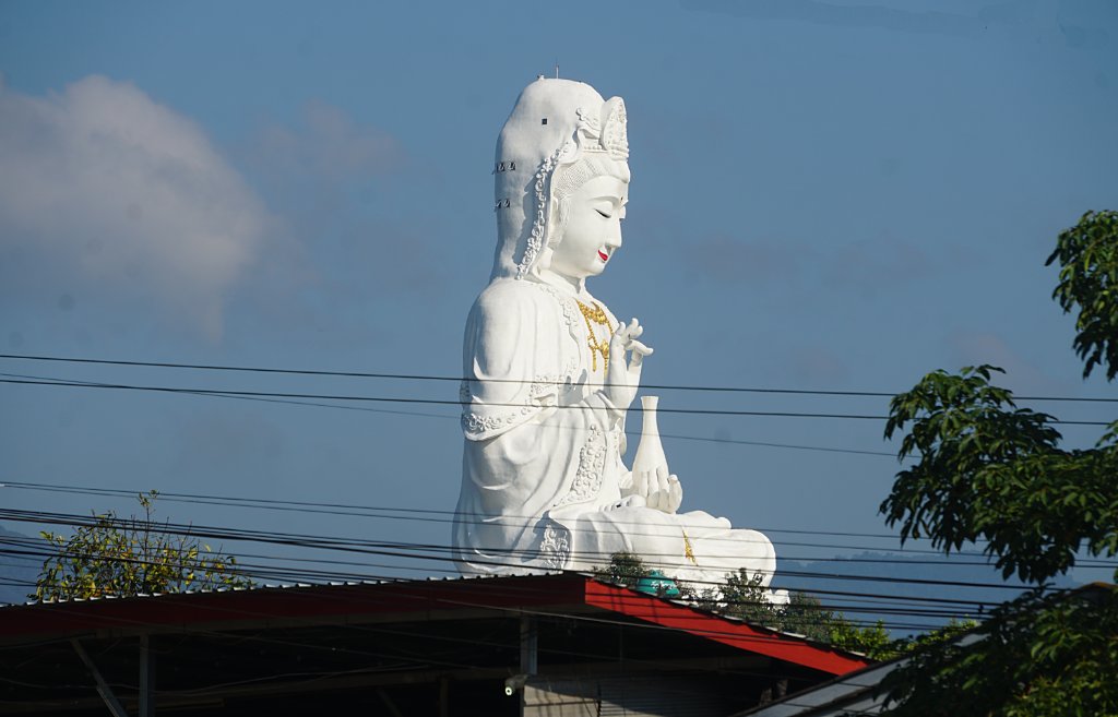 0 (1)1 (7) Das auffälligste Bauwerk des Wat Huay Pla Kang ist die riesige Statue von Kuan Im, der buddhistischen Göttin der Barmherzigkeit. Die Statue der Goddess of Mercy..JPG