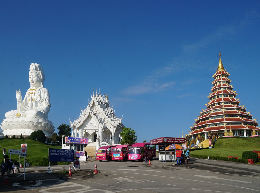 1 (2) Wat Huay Pla Kang, der „Tempel der Barmherzigkeit“, liegt am Stadtrand von Chiang Rai, nördlich des Kok-Flusses..jpg
