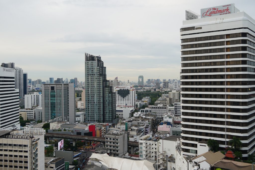 1 Red Square Rooftop Bar auf dem Novotel. Sukhumvit Soi 4..JPG