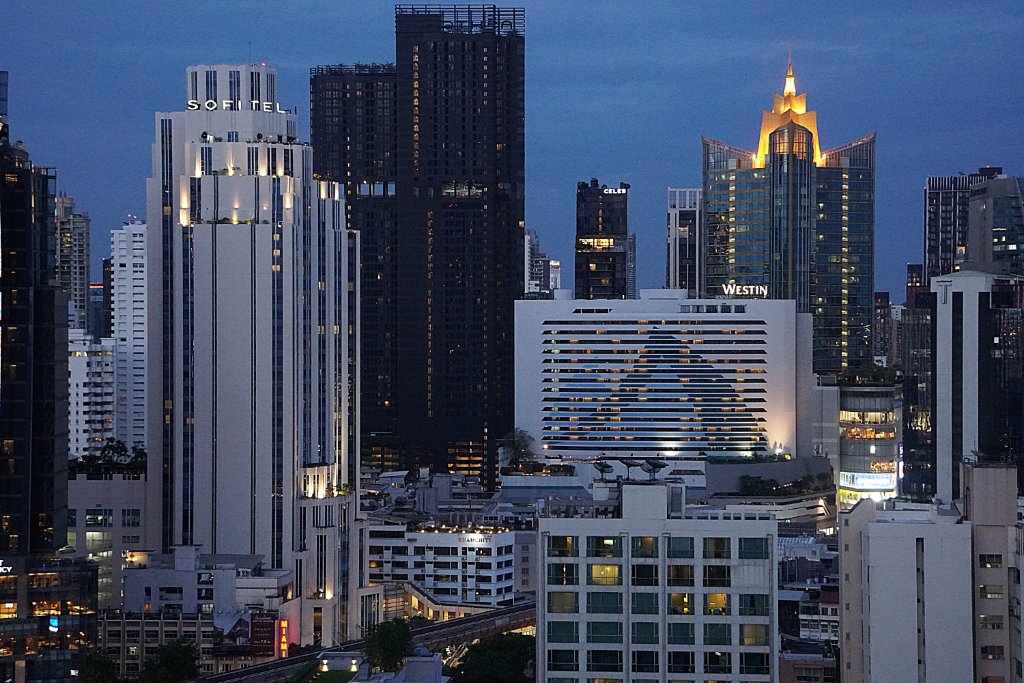 3 Red Square Rooftop Bar auf dem Novotel. Sukhumvit Soi 4..JPG