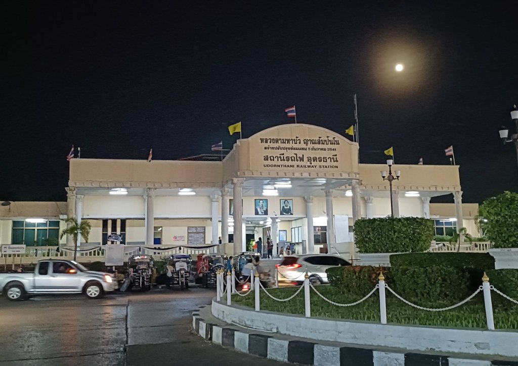 Bahnhof vollmond.jpg