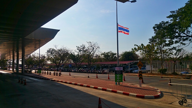 Ausblick vom neuen Terminal auf die erweiterten, früher bewacheten Parkfelder.